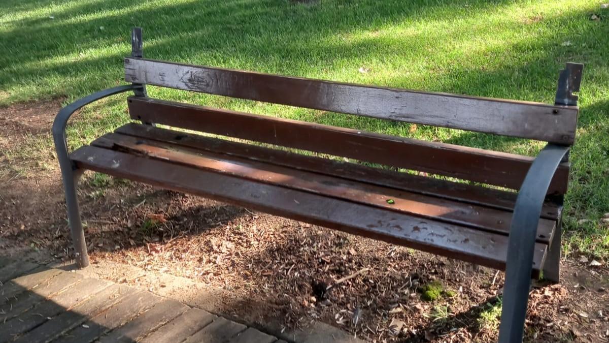 Daños en un banco de madera en el Prado de las Pavas.