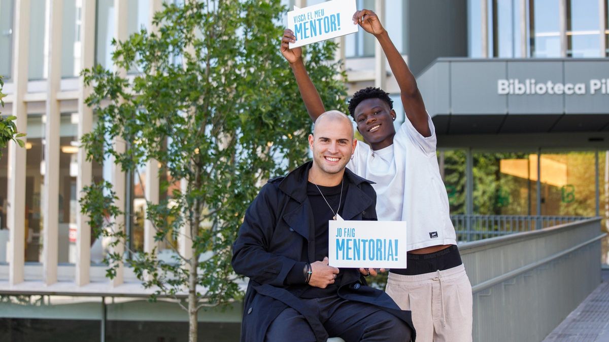 Un jove participant al projecte amb el seu mentor.