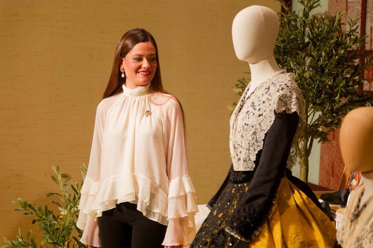 La reina de las fiestas de la Magdalena, Clara Sanz, observa su traje para la galanía.
