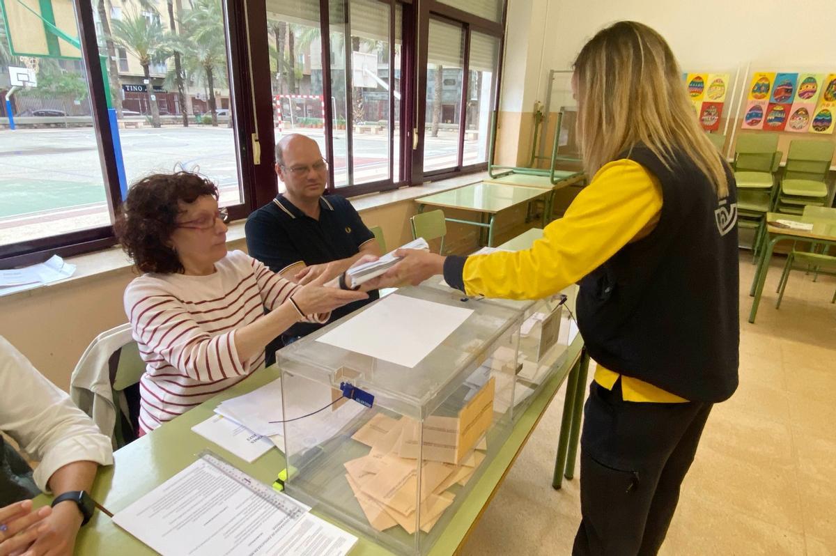 Una trabajadora de Correos entrega esta mañana los votos que han llegado por esta vía durante los últimos días para participar en las elecciones