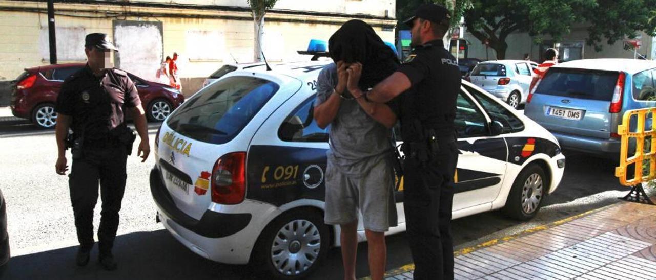 Agentes de la Policía Nacional trasladan a uno de los detenidos, ayer por la tarde en los juzgados de Eivissa.