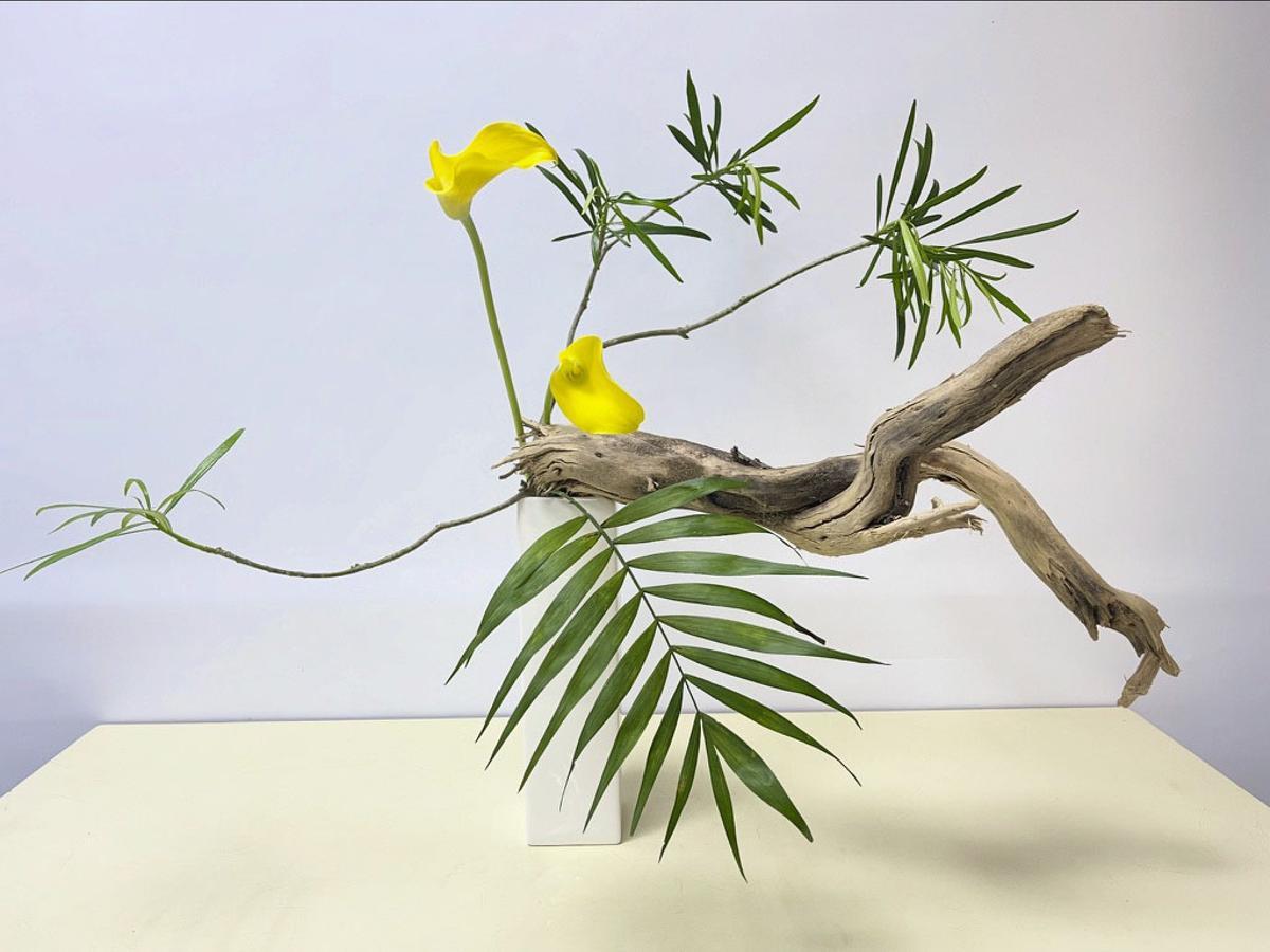 Uno arreglo floral de ikebana.