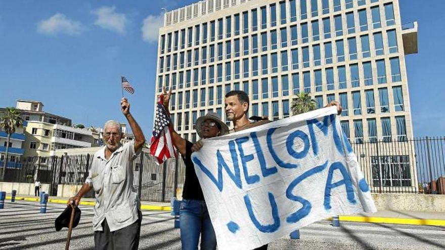 Ciutadans cubans celebren la conversió de la secció d&#039;Interessos nord-americana a l&#039;Havana en ambaixada