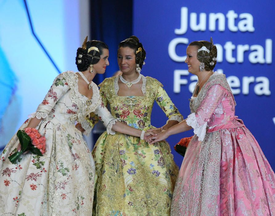 Corte 2009. Virginia Silla, Beatriz Soler y Consuelo Mª Haro celebran su elección.