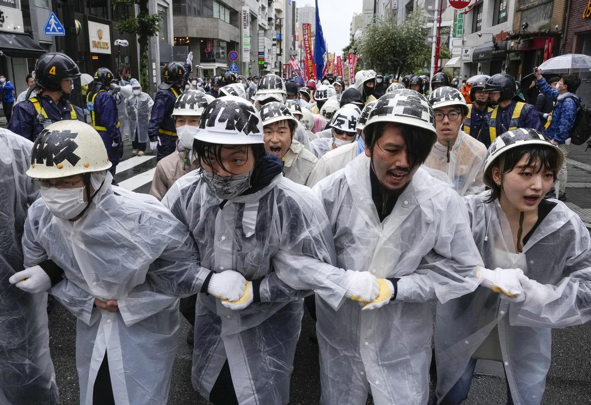 Los líderes del G7 visitan el Memorial Park para las víctimas de la bomba atómica en Hiroshima, entre protestas