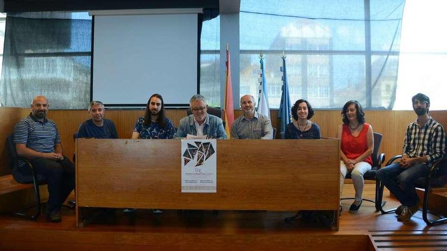 Os artífices do Proxecto Orquestral, cos representantes institucionais, onte no salón de plenos de Cangas. // Gonzalo Núñez
