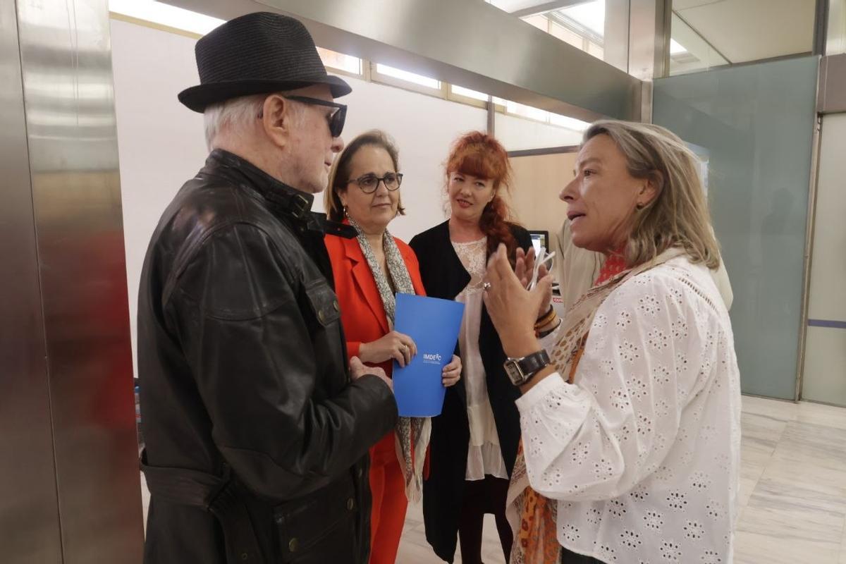 Teddy Bautista, con Blanca Torrent, Isabel Albás y Nuria García.
