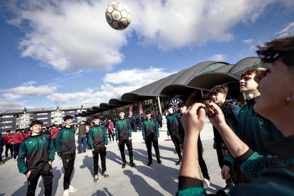 Jugadores del juvenil del Boecillo (Valladolid) jugando con un balón junto al Palacio.