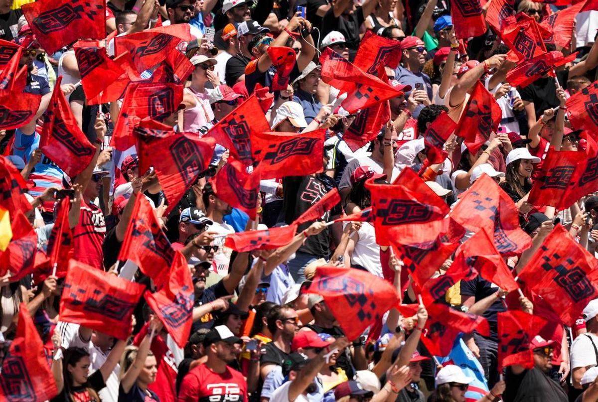 Los fans de Marc Márquez con las banderas rojas de 'WE ARE 93'.