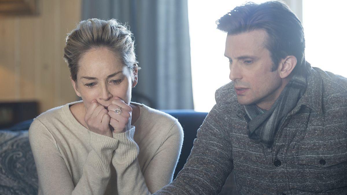 Sharon Stone y Frederick Weller, en la serie Mosaic, de HBO