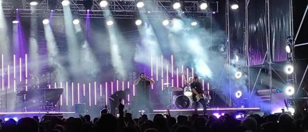 Antonio Orozco, durante el concierto que ofreció anoche en Puente Genil.