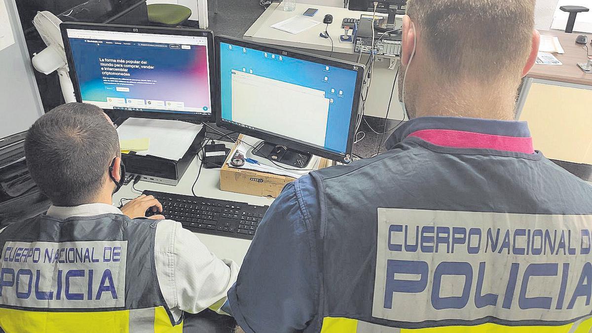 Agentes de la Policía Nacional durante una investigación en internet.