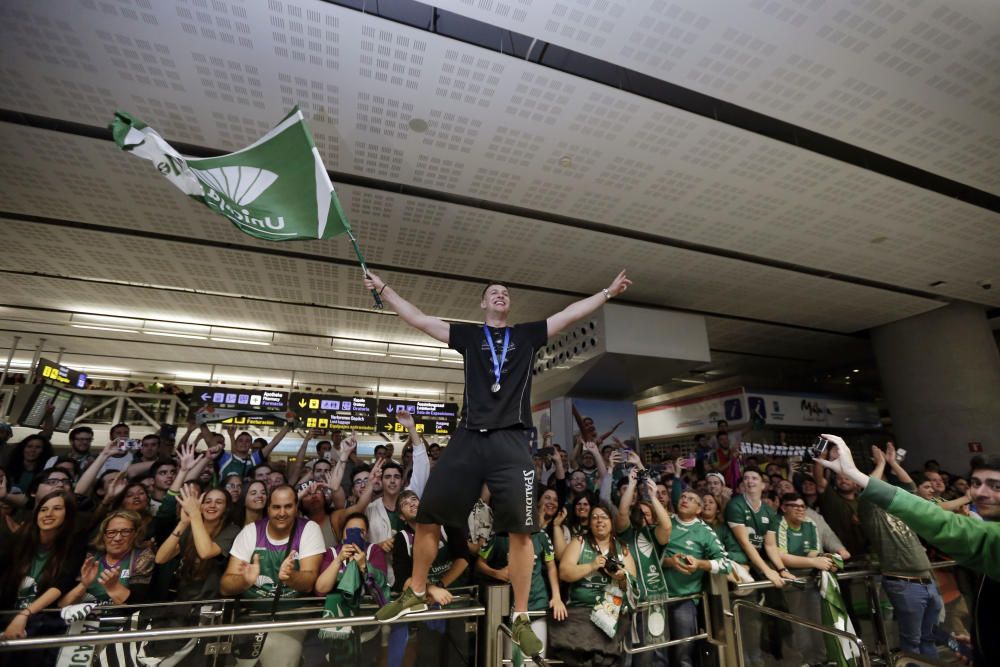 Más de 500 personas esperaron al Unicaja hasta pasadas las tres de la madrugada y celebraron el título