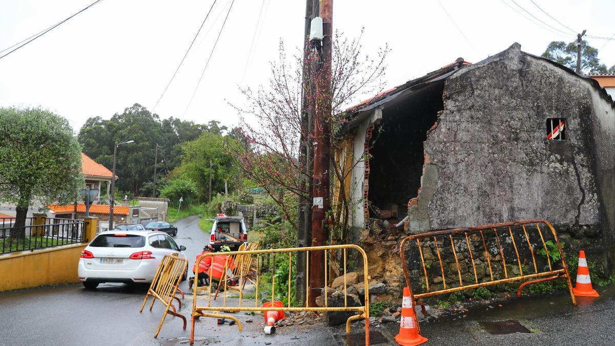 Los efectivos de Emerxencias, junto al galpón dañado en el accidente.