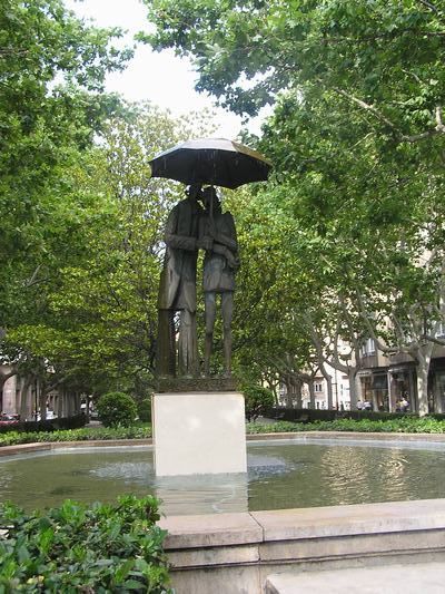 Estatua &quot;Pareja paseando bajo un paraguas&quot;