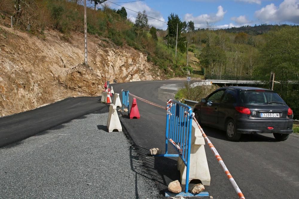 Vecinos de Riobó exigen la retirada de unos postes que invaden la carretera