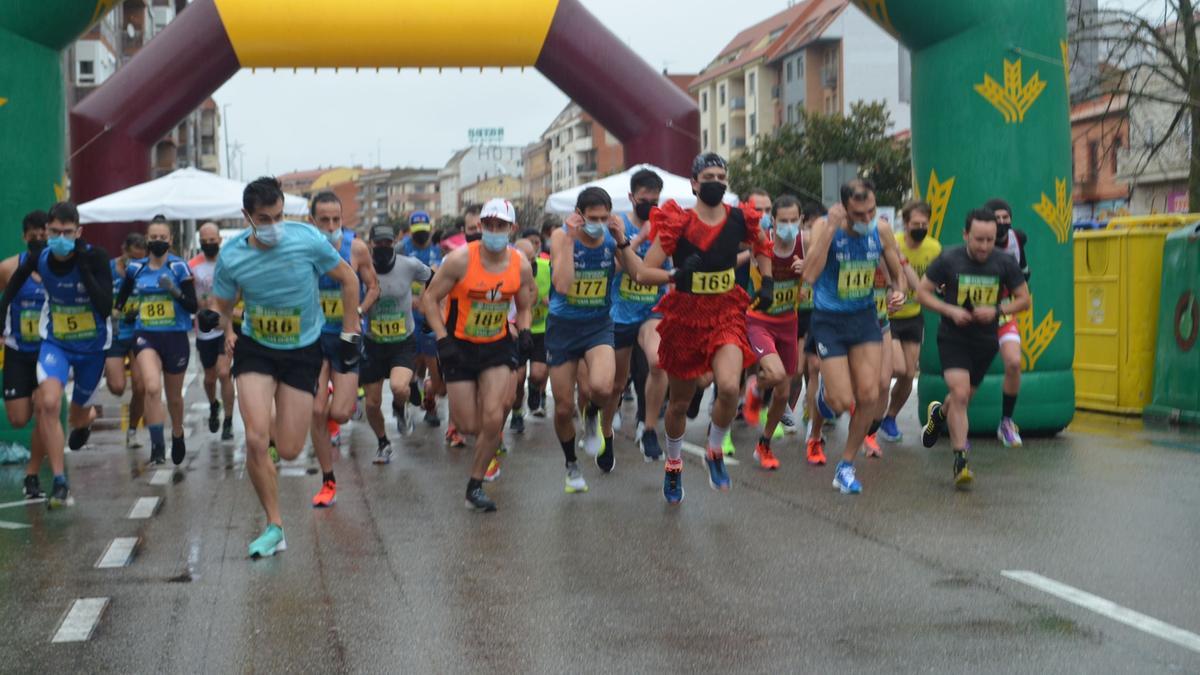 Salida de la prueba absoluta de la XV Carrera Popular de Navidad en Benavente. / E. P.