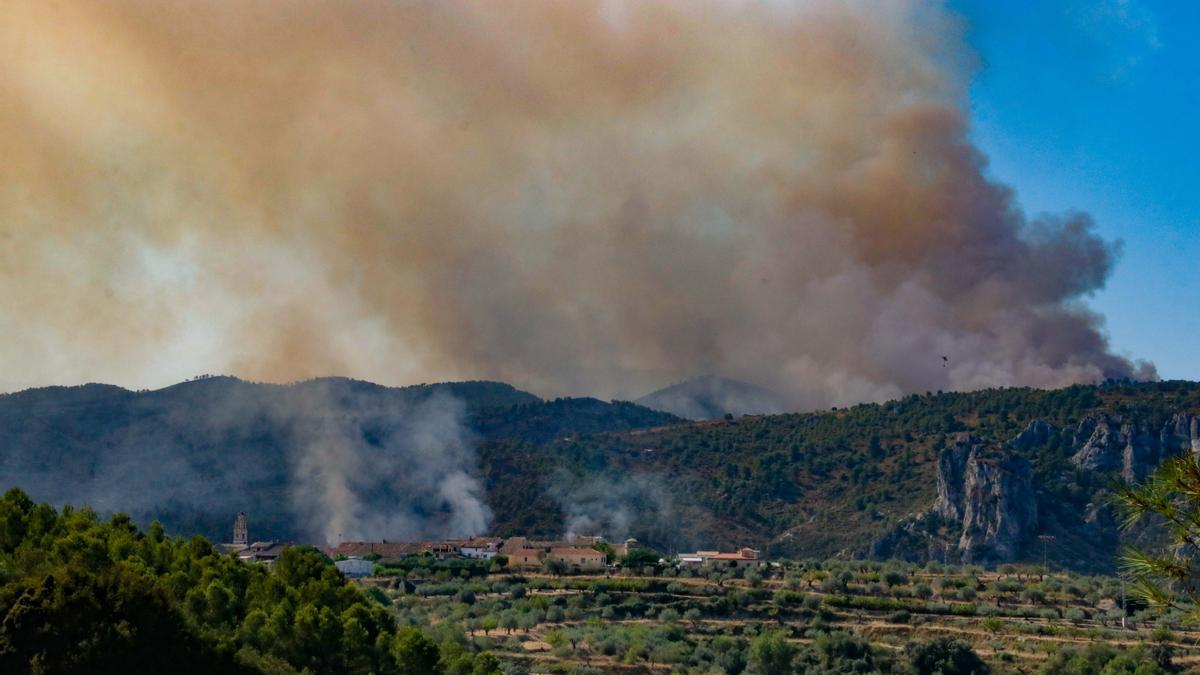 Continúan las labores de extinción del incendio en la Vall d'Ebo