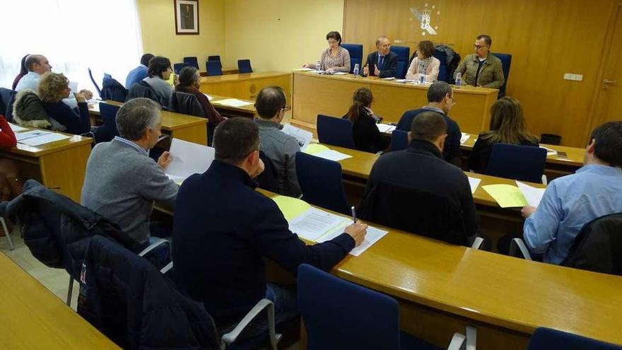 Reunión de ayuntamientos afectados en la sede de la Fegamp, en Santiago. // D.P.