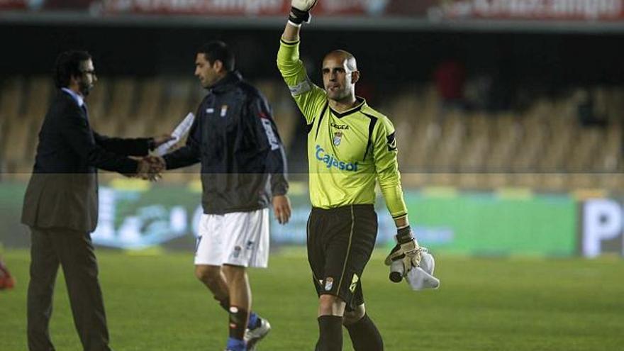 Chema se despide de la afición del Xerez después de un encuentro.