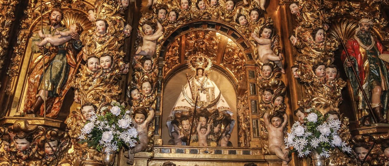 Imagen de Nuestra Señora la Santísima Virgen de la Montaña, patrona de la ciudad de Cáceres.