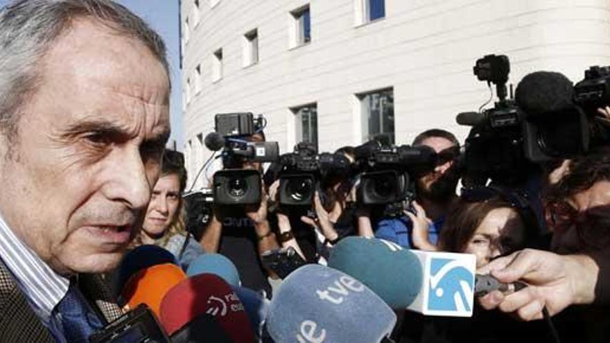 Carlos Bacaicoa, abogado de la joven, atiende a la prensa.