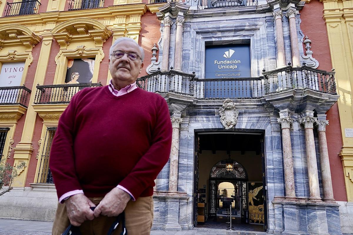 El presidente de la Fundación Unicaja y comisario de la exposición 'Vino. Arte y símbolo', Mariano Vergara, delante del Palacio del Obispo esta semana.