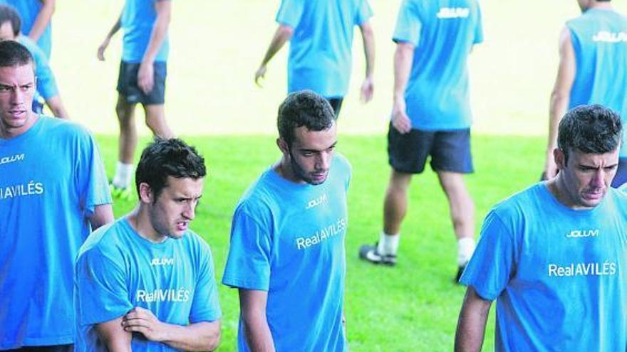 Borja Prieto, el jugador del filial Josín, Héctor y Juan Díaz, durante un entrenamiento.