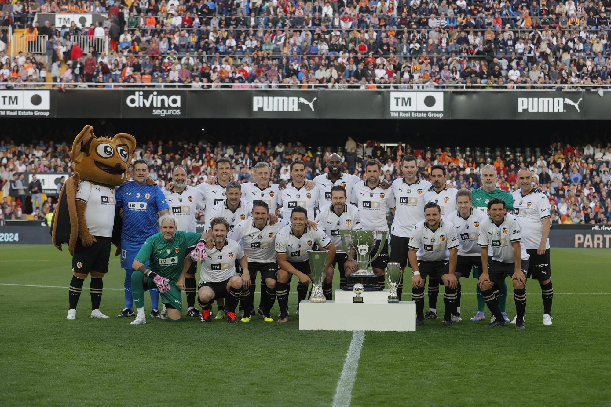 ¡Qué recuerdos! Las fotos del homenaje al Valencia del Triplete