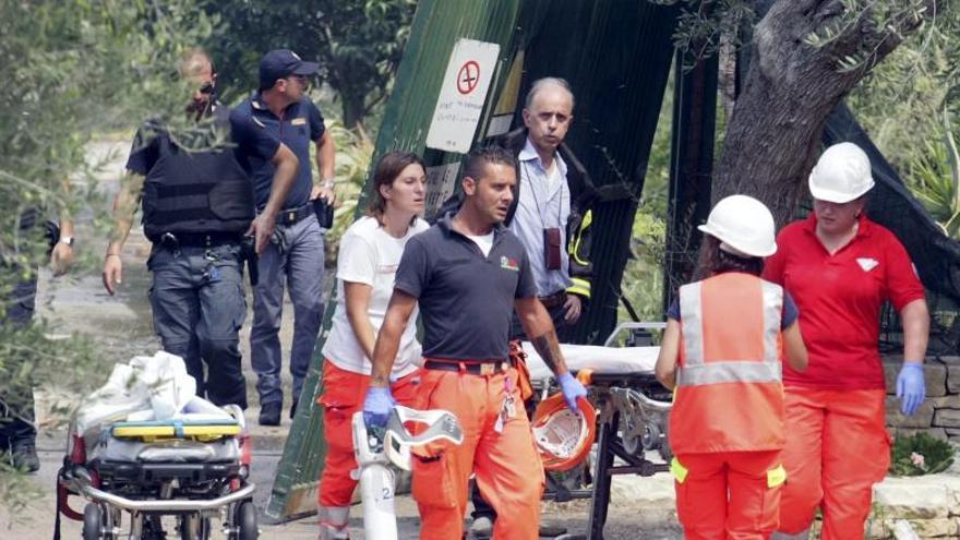 Médicos y policías cerca de la fábrica en Modugno.