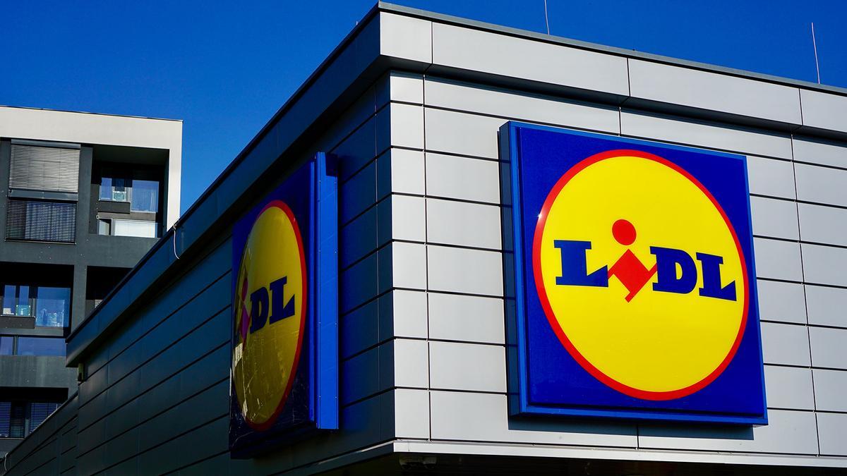 Mañana se esperan colas kilométricas en Lidl para conseguir la valla para terraza o balcón de césped verde más barata del mercado: se ajusta a la barandilla y da privacidad