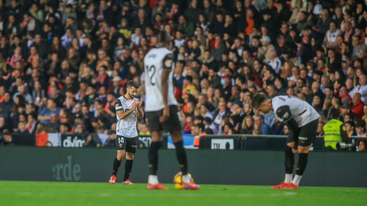 Gayà intentando animar al equipo después de encajar un gol contra el Atlético de Madrid