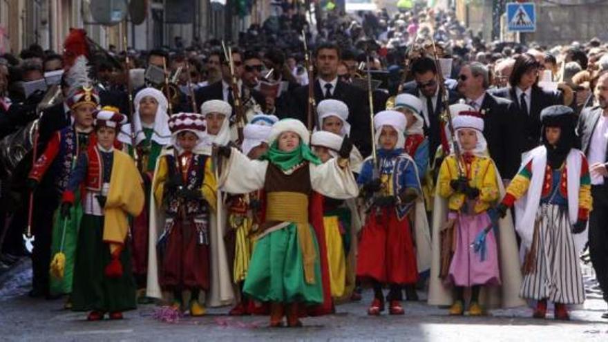 Jordi Sanz se estrenó como sargento infantil moro en el desfile de la Gloria Infantil celebrado ayer por la mañana en Alcoy.