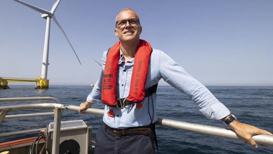 José Pinheiro, frente a uno de los aerogeneradores de Viana do Castelo.