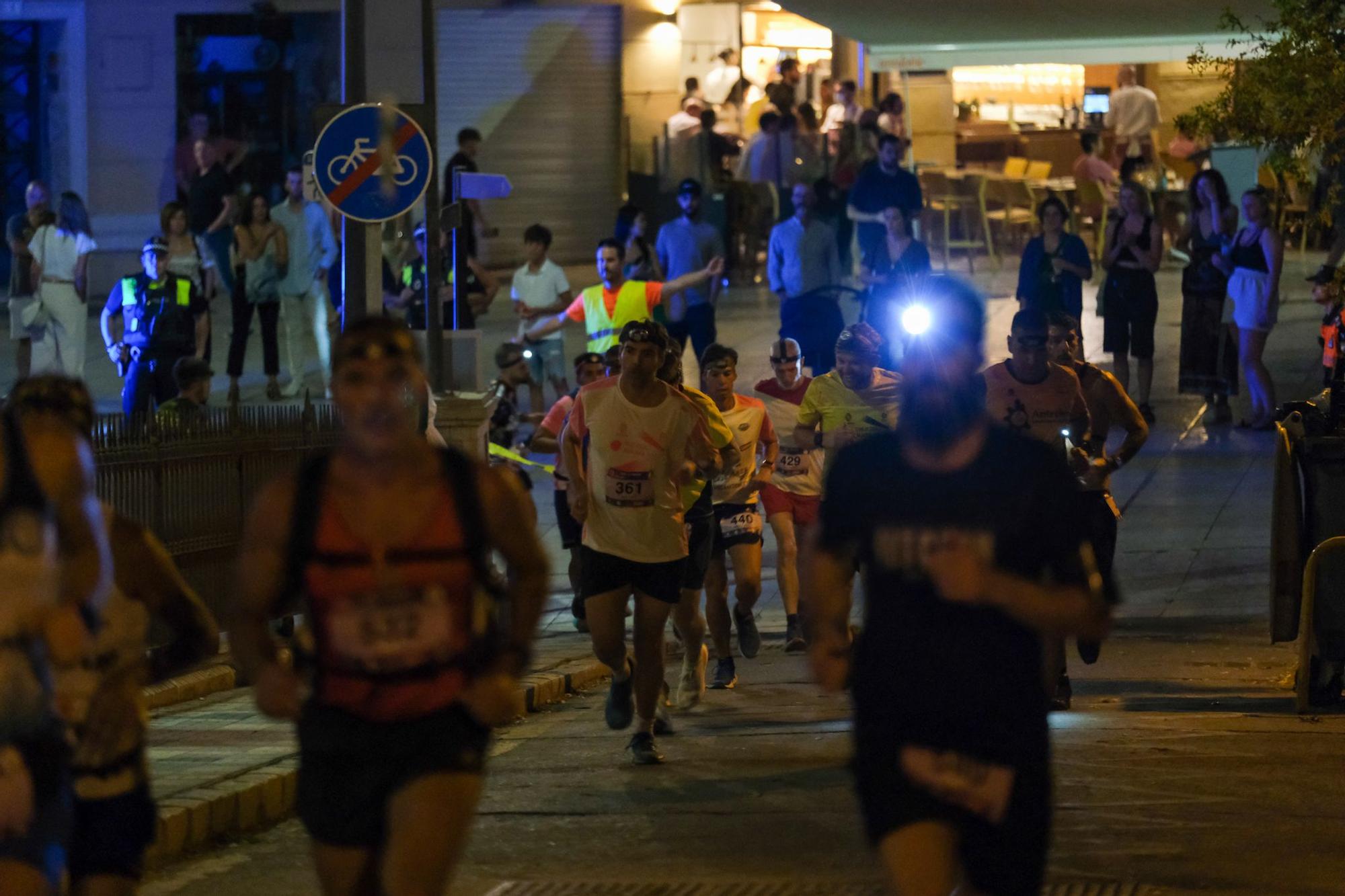 La carrera nocturna Mlk Trail & Tahermo llena de corredores el entorno de Gibralfaro