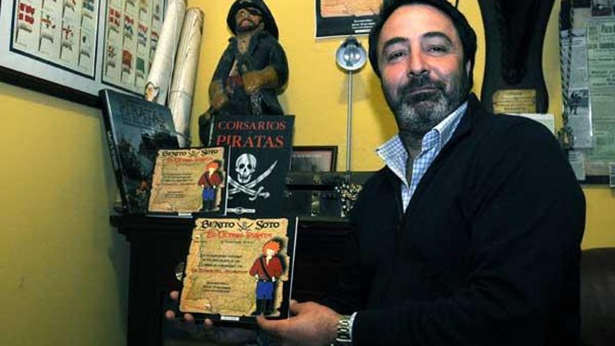 Ramón Pedras, “Petete” con el libro “Benito Soto. El último pirata”.