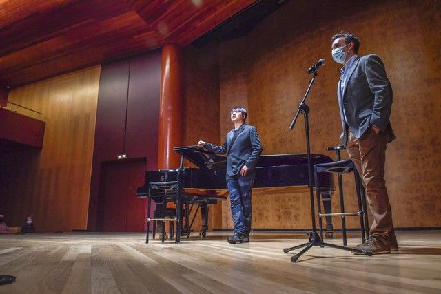 El pianista Lang Lang mantiene un encuentro con estudiantes de música en Gran Canaria