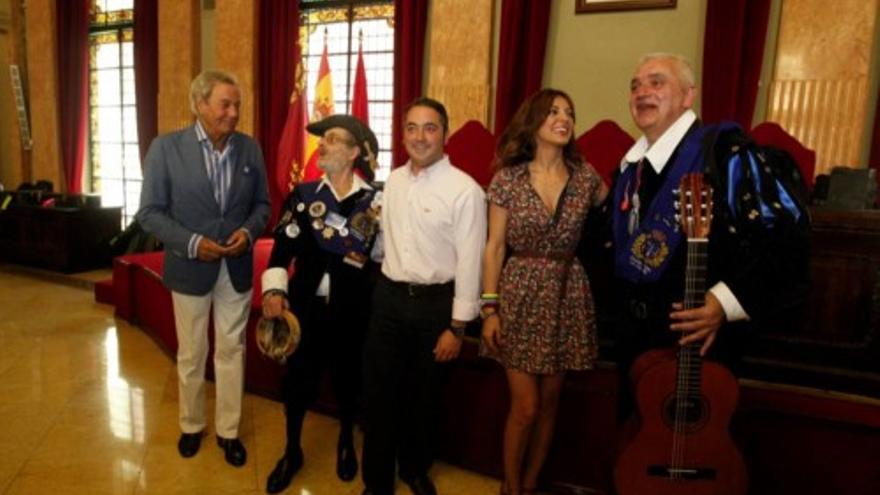 La cantante Merche y el actor Arturo Fernández, en el ayuntamiento de Murcia