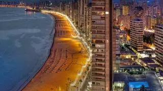 Benidorm esconde el paseo marítimo más bonito de España: un "oleaje" de colores que cambia la ciudad