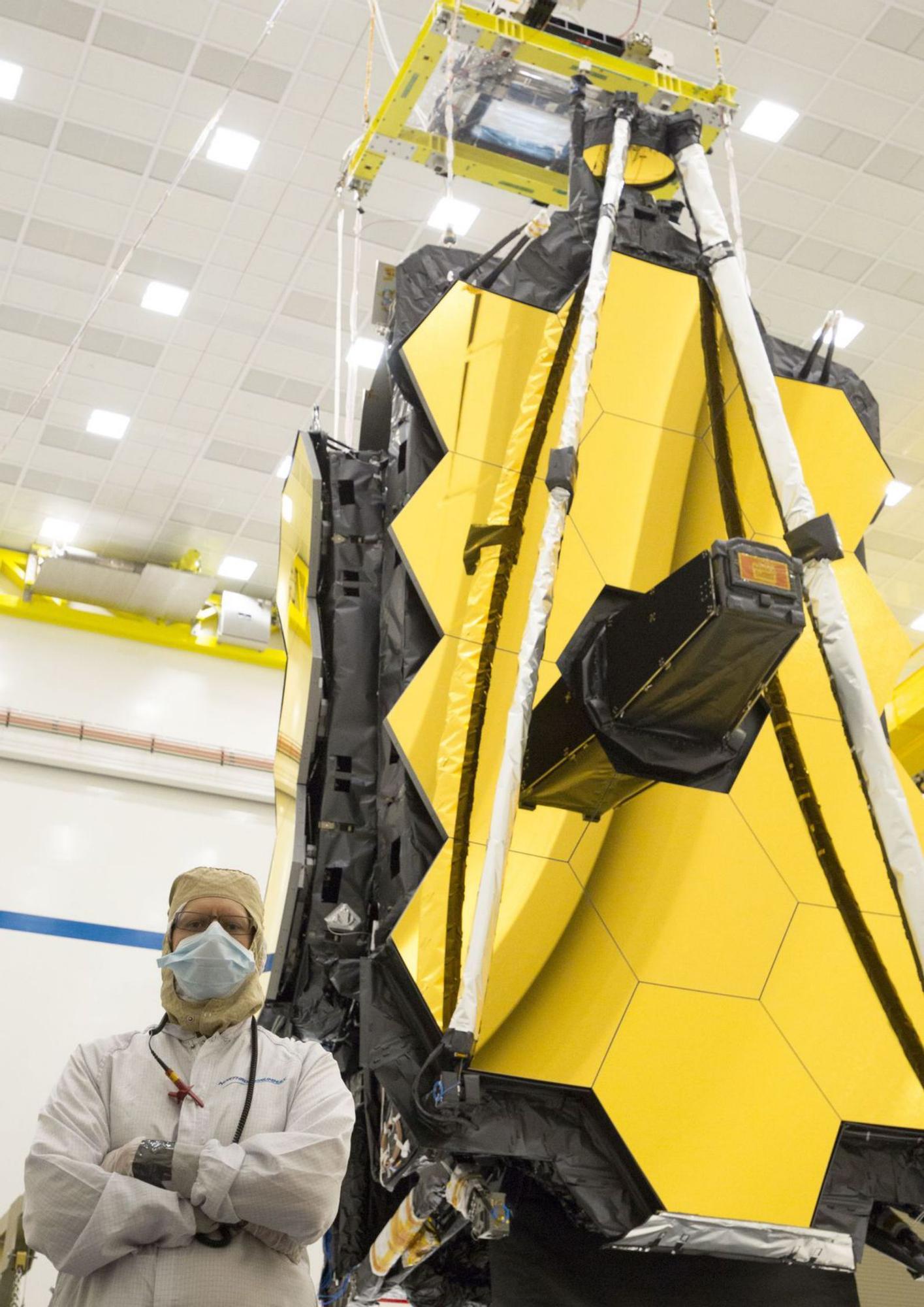 Alejandro Rivera, ante el telescopio “James Webb”.