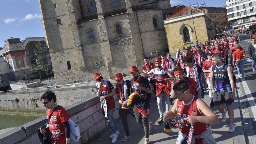 La rua dels seguidors del Baxi Manresa cap al Bilbao Arena