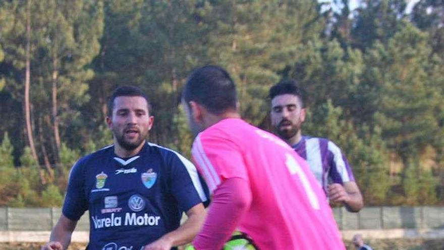 Jacobo hizo el gol del honor, ayer, en Arteixo. // Bernabé/Adrián Rei