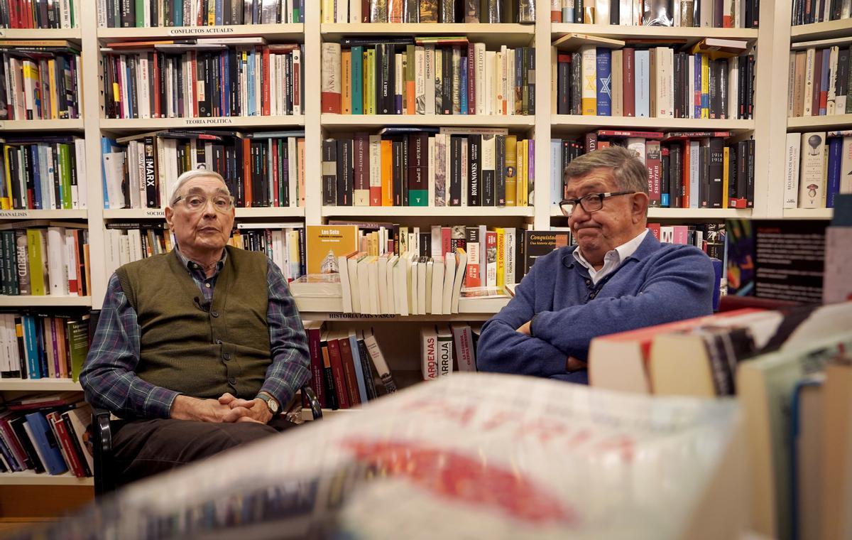 Ignacio Latierro y Eduardo 'Teo' Uriarte durante el encuentro en la librería Lagun de San Sebastián.