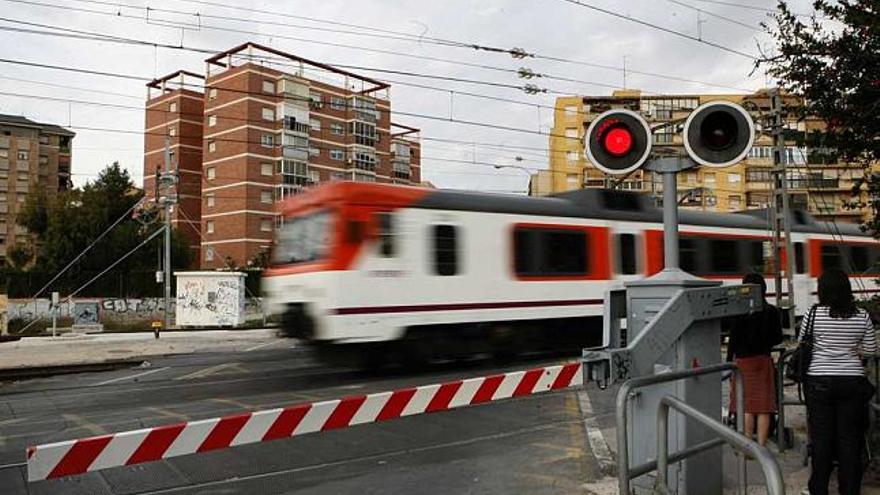 La llegada del AVE a Alicante eliminará el paso a nivel que divide en dos la ciudad.
