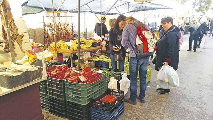 La nueva normativa de mercados prohíbe la venta en canastos amontonados sobre el suelo.