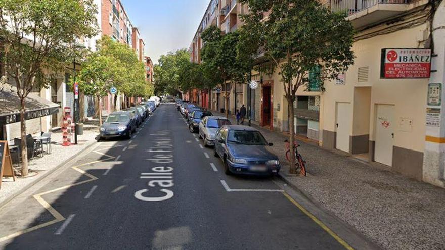 Un conductor ebrio colisiona contra tres vehículos estacionados en el barrio de Las Fuentes