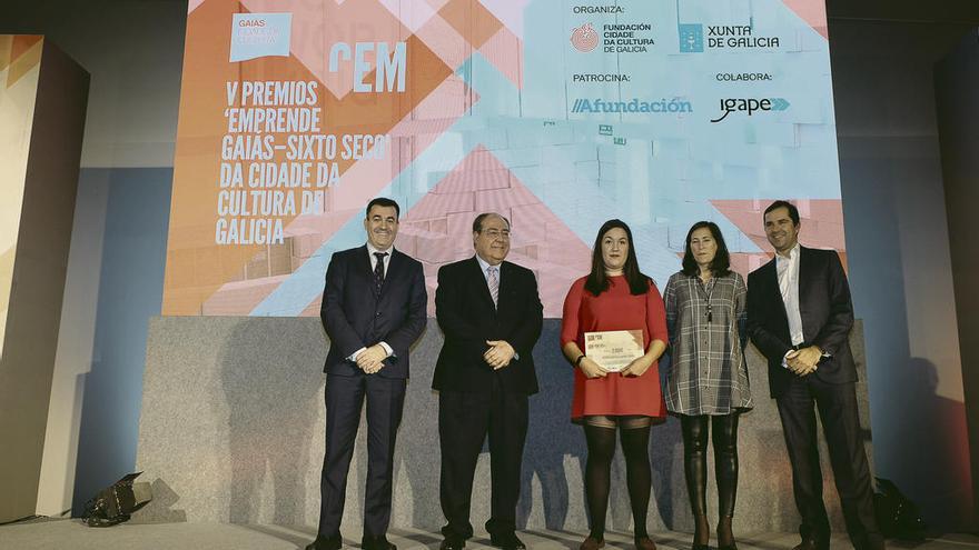 Gabriela Lusquiños (c.), flanqueda, de iz. a d., por Román Rodríguez, Miguel Ángel Escotet, Ana Isabel Vázquez y Jacobo Sutil. // FdV