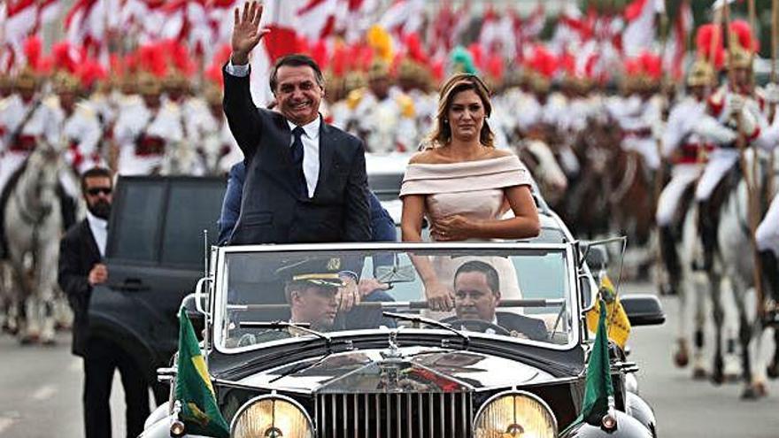 Jair Bolsonaro i la seva dona saluden els brasilers després de la cerimònia.