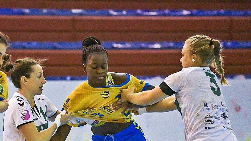 María Gomes es agarrada por dos jugadoras del Elche, en el duelo de ayer.