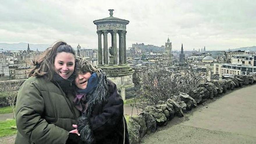 María Usbeck Llamas, con su suegra en Edimburgo.